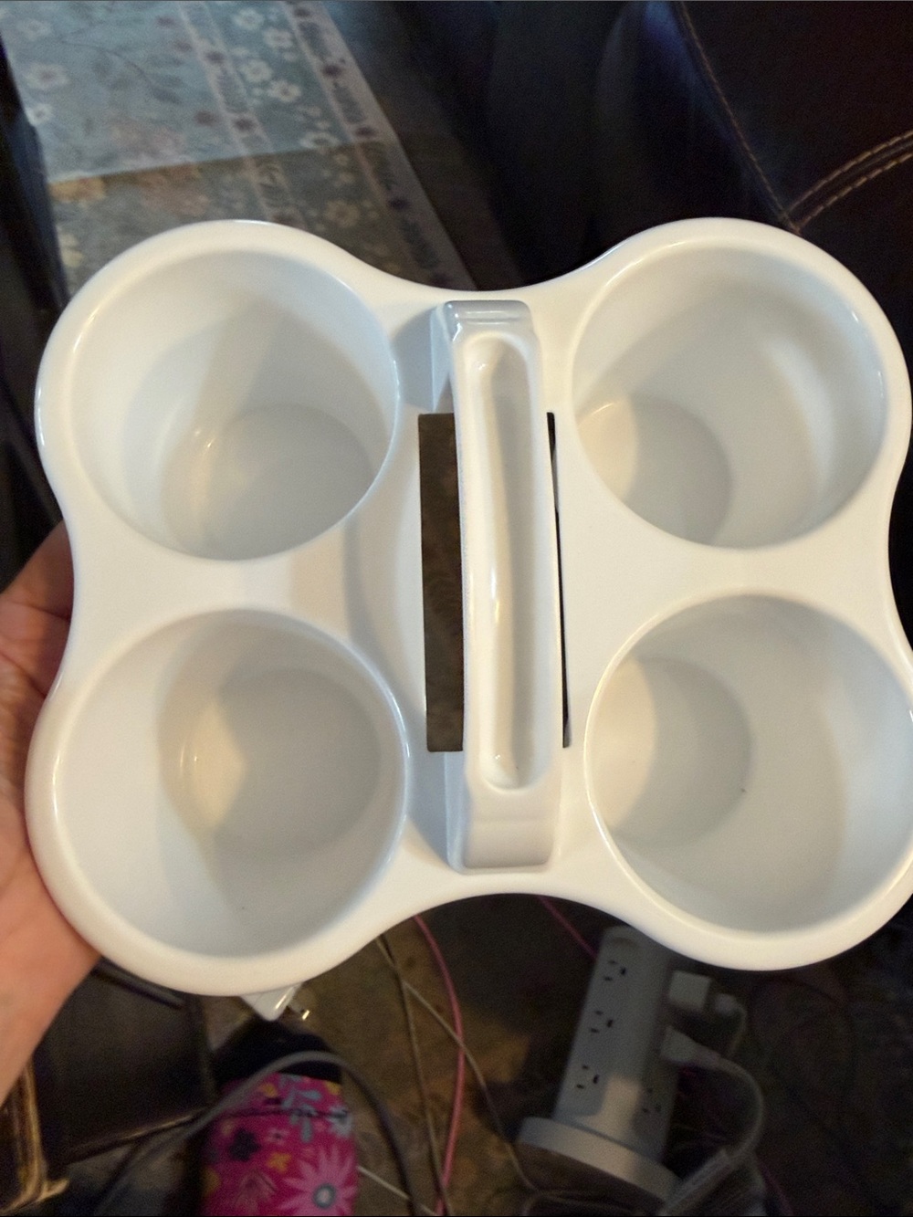 White 4-Cup Plastic Drink Holder with Handle